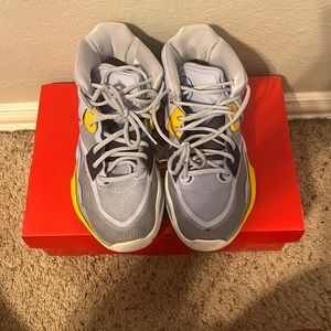 NIKE Men’s Kyrie Infinity Basketball Sneakers